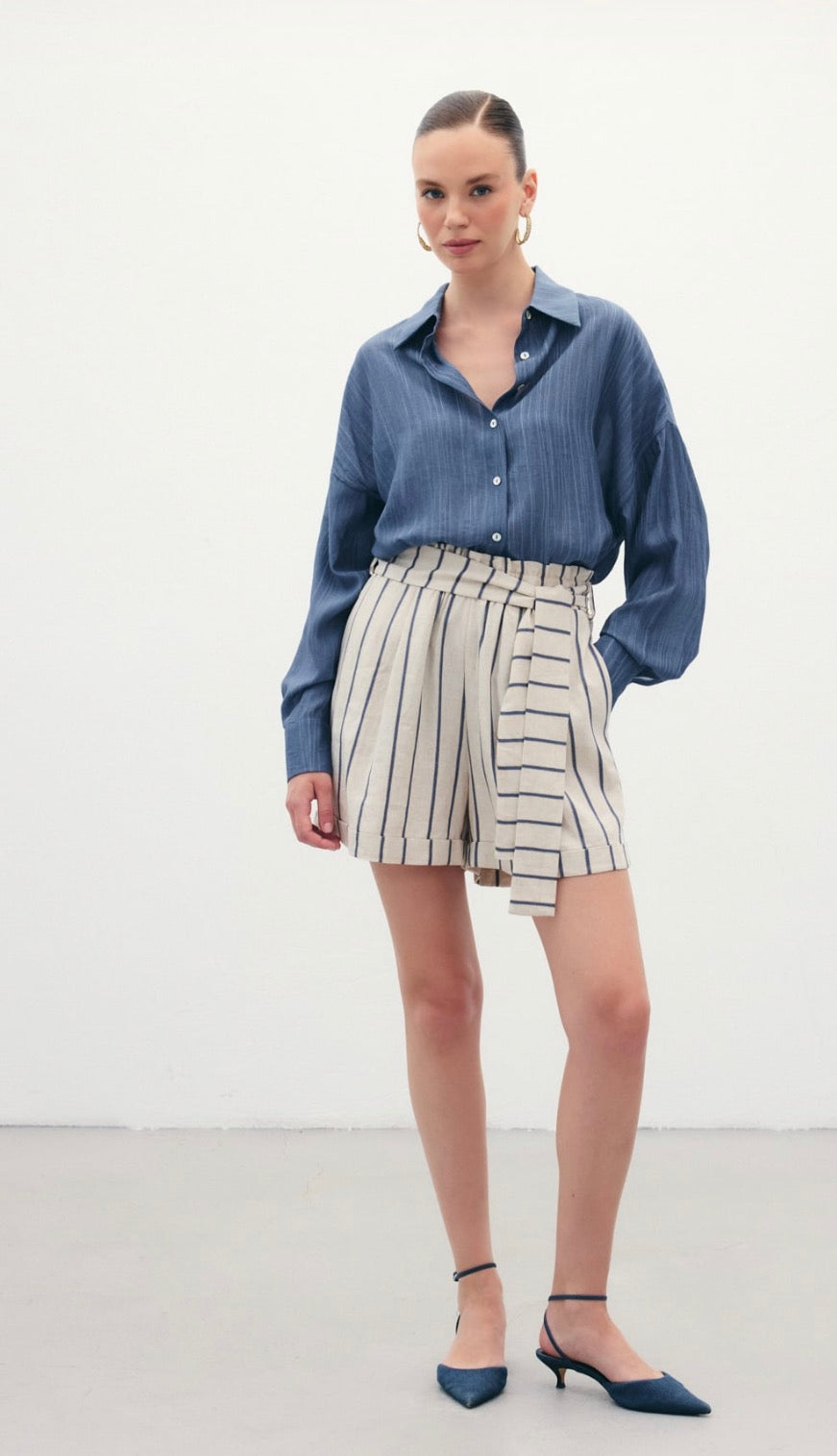 Kadın Yüksek Bel Keten Çizgili Şort - Kuşaklı, Rahat Kesim Yazlık Şort