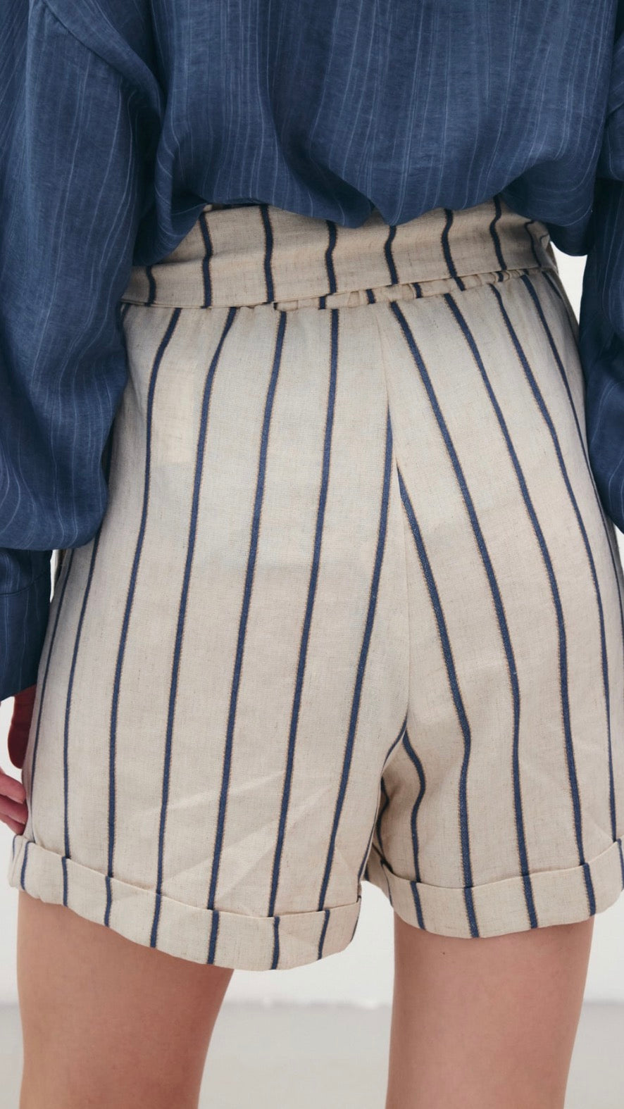 Kadın Yüksek Bel Keten Çizgili Şort - Kuşaklı, Rahat Kesim Yazlık Şort